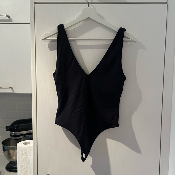 Babaton Contour V-Neck Bodysuit - Picture 3 of 5